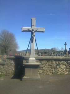 Croix de Saint-Pierre. Croix monumentale en lave de Bouzentès. Hauteur totale 4 mètres. Christ en fonte. Création 2017.